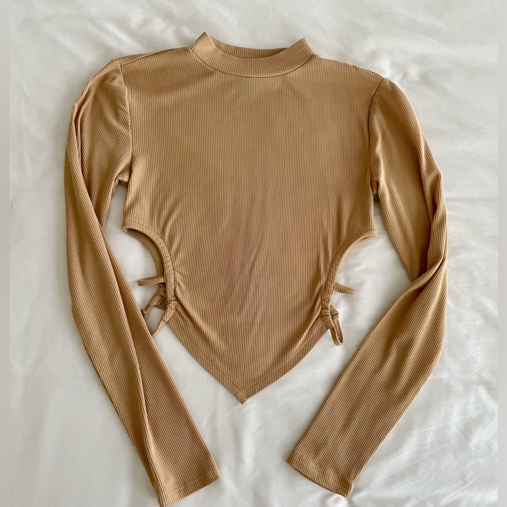 Beige Triangular Crop Top - Picture 2 of 4